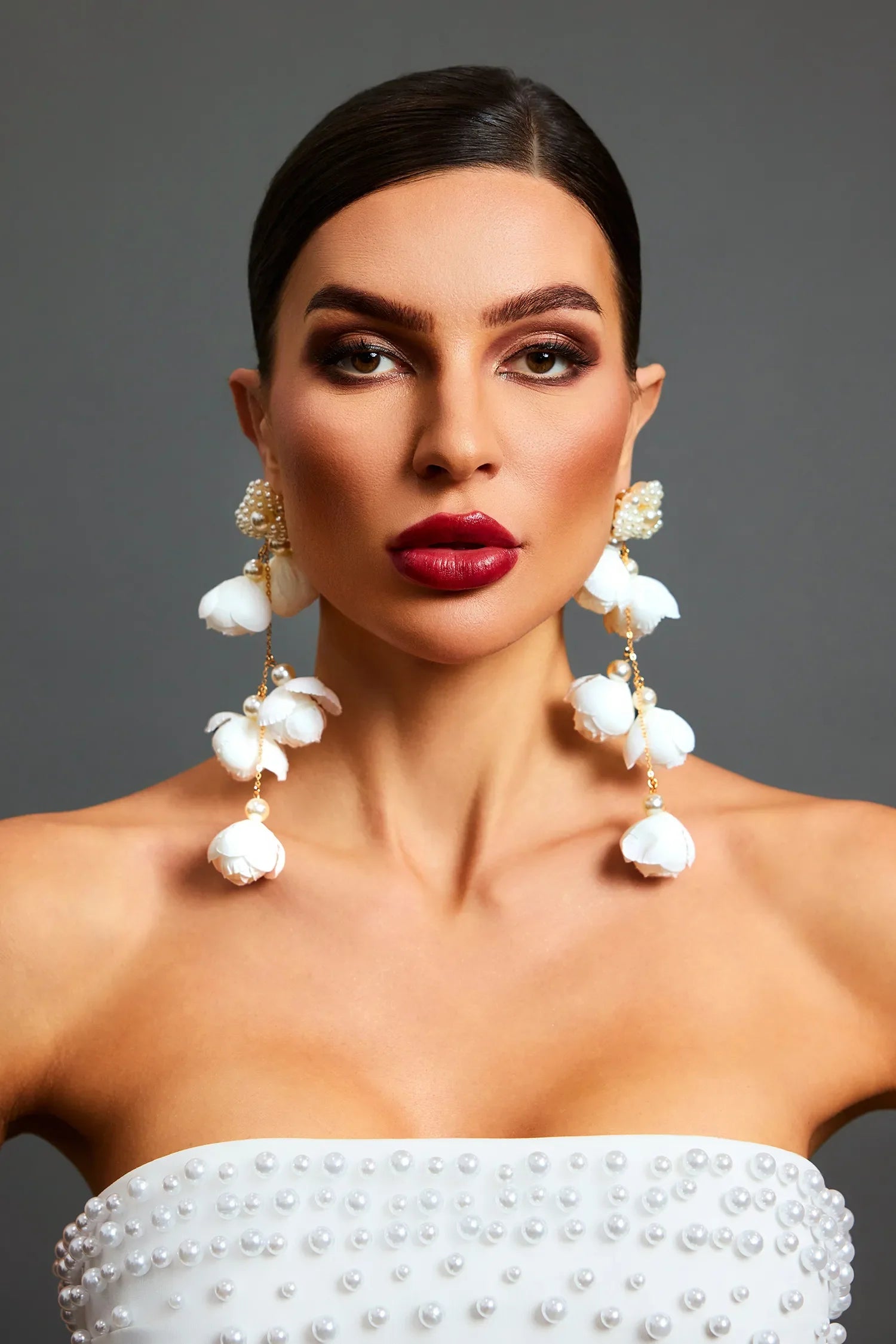 Pendientes de camelia con flores blancas y perlas