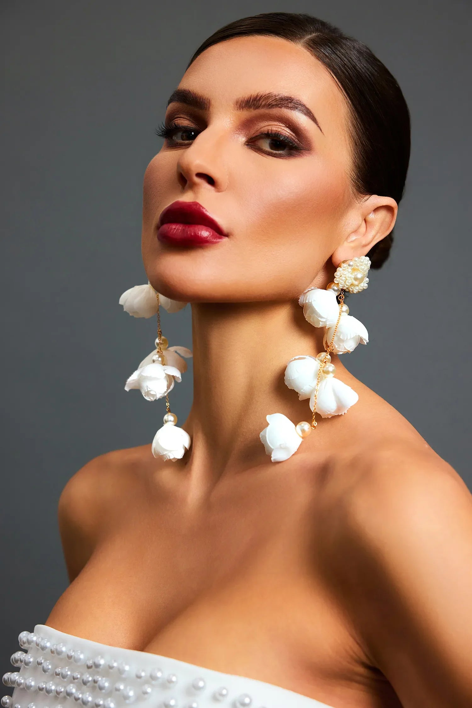 Pendientes de camelia con flores blancas y perlas